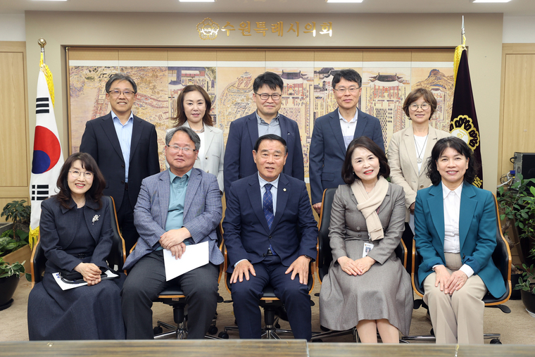 이재식 의장(앞줄 중앙)이 김선경 수원교육장(오른쪽 2번째) 및 학교장들과 함께 하고 있다 <수원특례시의회 제공>