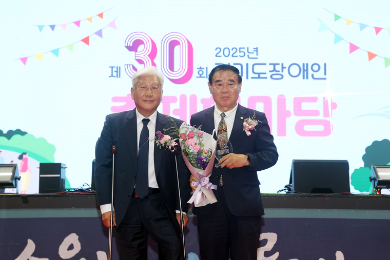 경기도지체장애인협회 김원종 회장(왼쪽)과 이재식 의장이 함께 하고 있다 <수원특례시의회 제공>
