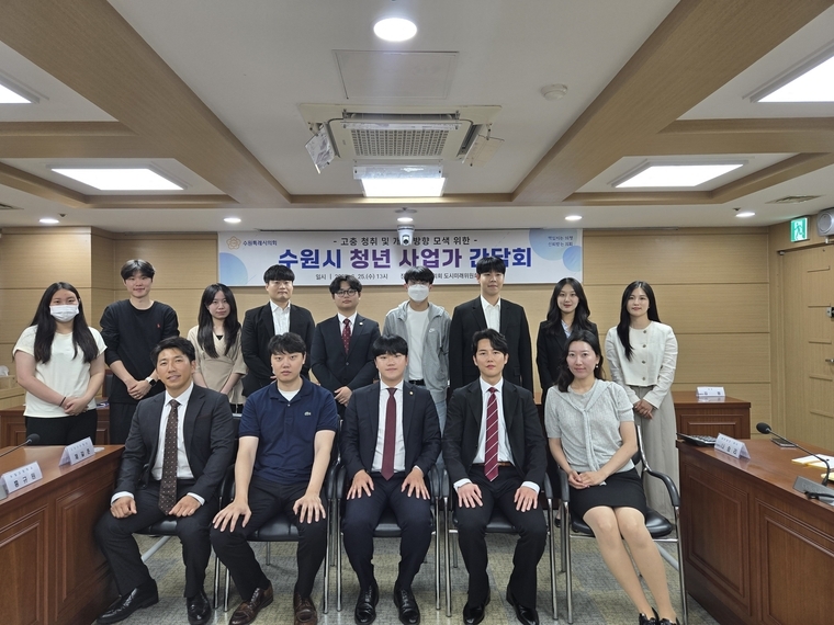 최정헌 의원(앞줄 중앙)이 청년 사업들과 함께 하고 있다 <최정헌 의원 제공>