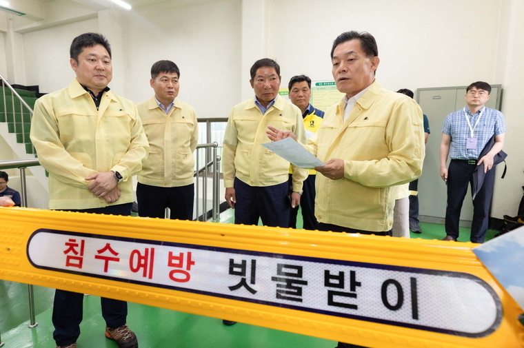 평동 배수펌프장을 찾아 이재준 시장이 시설을 점검하고 있다 <수원시 제공>