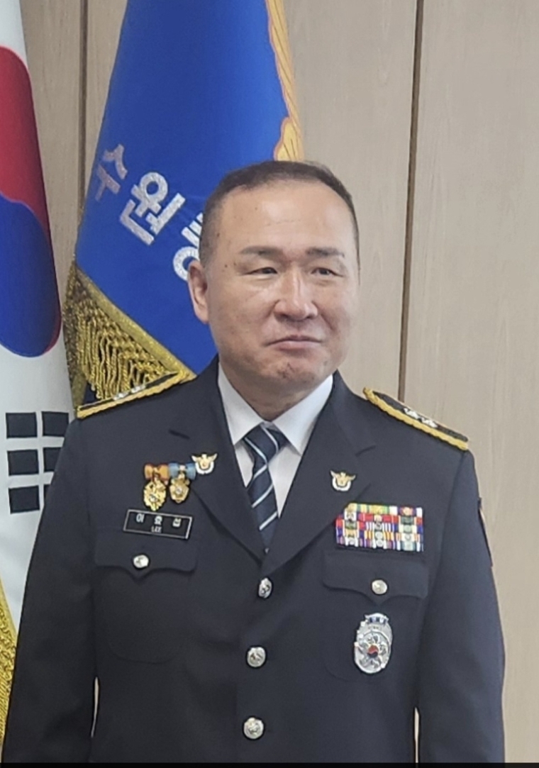 경찰제복으로 마지막을 단장한 이효섭 강력계장 <수원중경찰서 강력팀 제공>