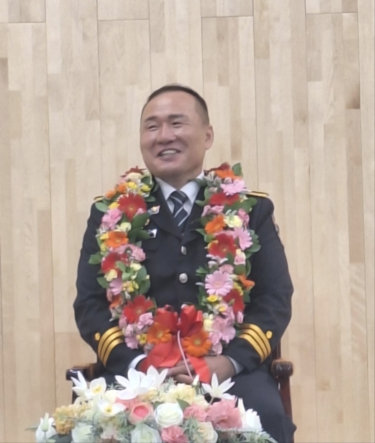 형사과에서 후배들이 마련한 퇴임식에서 미소를 한껏 머금고 있는 이효섭 강력계장 <수원중부서 강력팀 제공>
