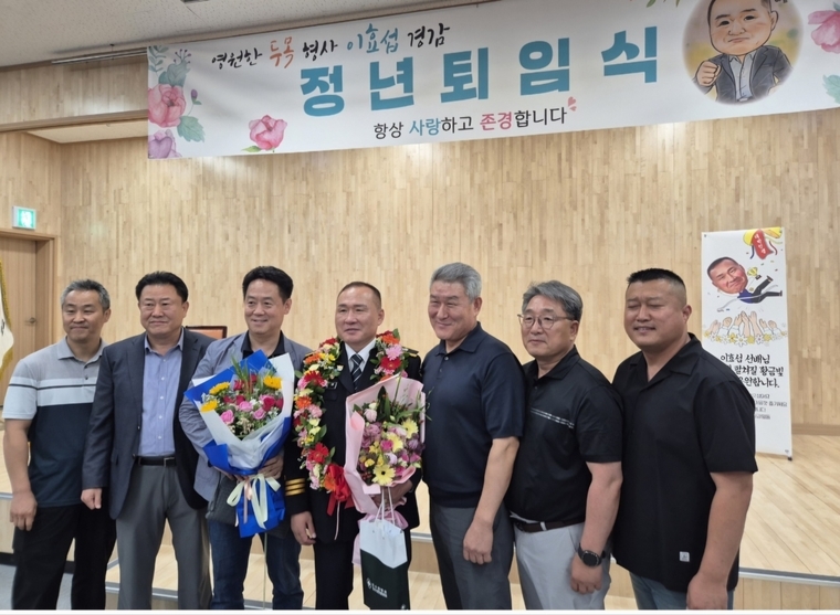 퇴임식에서 이효섭 강력팀장(사진 중앙)이 생사고락을 함께 해왔던 전·현직 팀원들과 함께 하고 있다 <수원중부서 강력팀 제공>