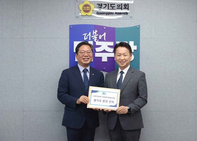 김승원 더불어민주당 경기도당 위원장과 고영인 경제부지사 <경기도 제공>