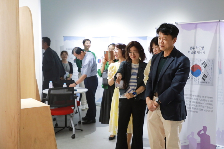 김종석 구청장(오른쪽)이 구민들과 함께 전시장을 찾아 감상하고 있다 <수원시 권선구 제공>