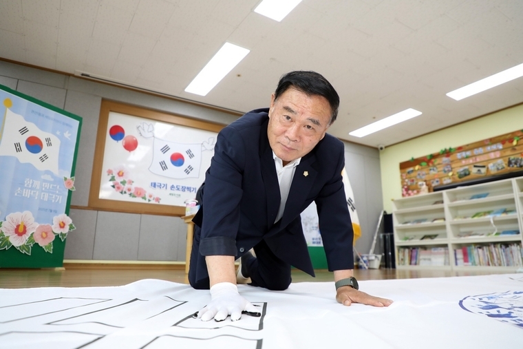 이재식 의장이 손도장을 찍고 있다 <수원특례시의회 제공>