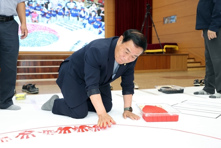손도장 태극기 제작에 참여하고 있는 이재식 의장 모습 <수원특례시의회 제공>