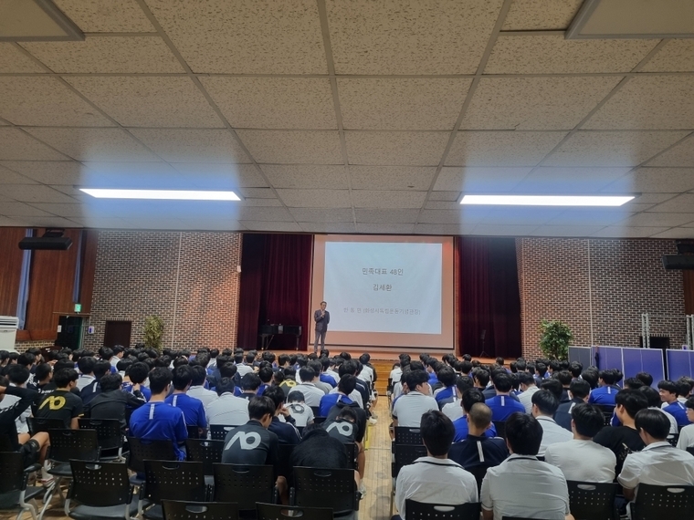 한동민 화성시독립사업소장이 수원고등학교에서 강연을 펼치고 있는 모습 <수원시 제공>