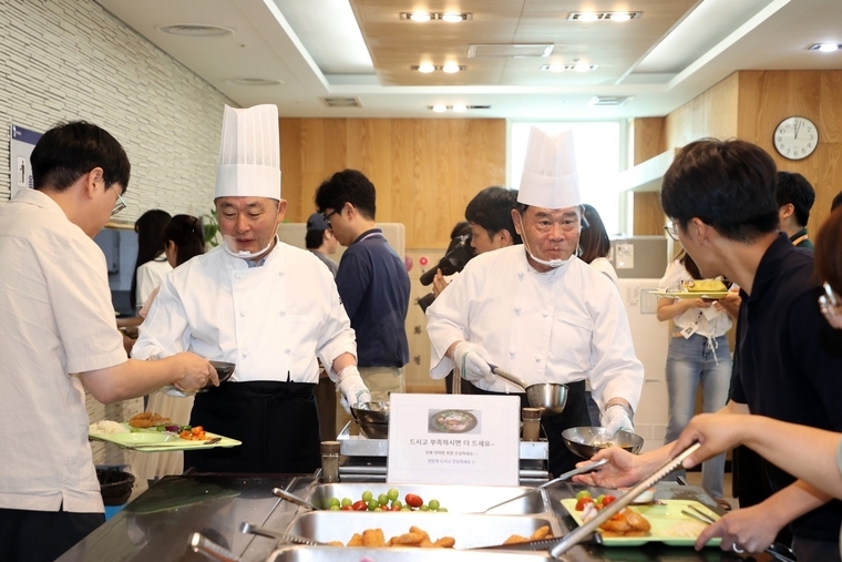 직원들에게 삼계탕을 배식하고 있는 이재식 의장(우측)과 김정렬 부의장(좌측) 모습 <수원특례시의회 제공>