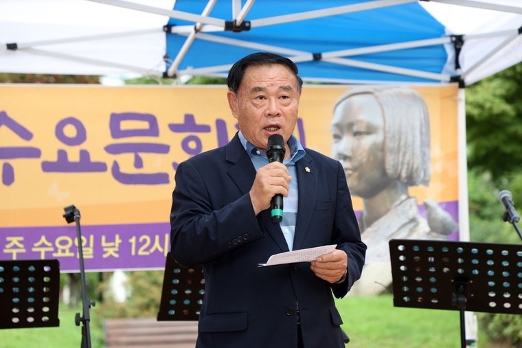 이재식 의장이 '수원수요문화제'에서 축사를 하고 있다 <수원특례시의회 제공>