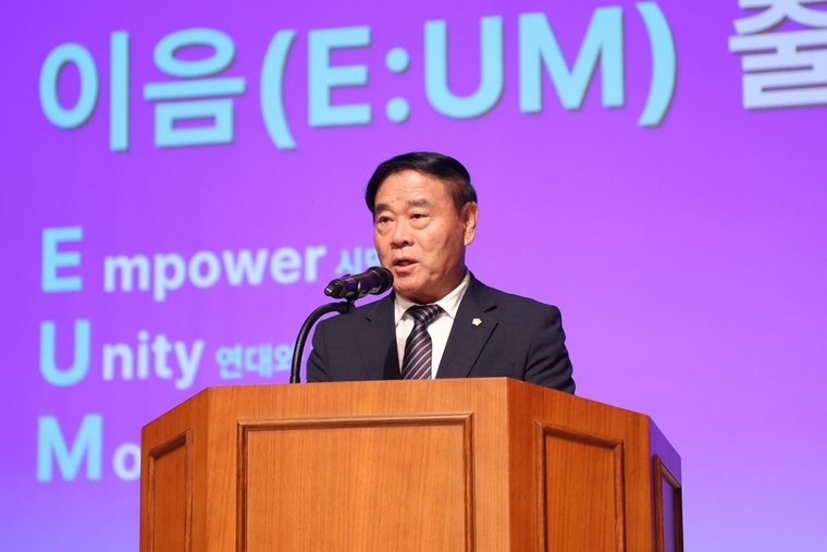 '2025 나눔문화 프로젝트 이음(Eum) 출정식'에서 이재식 의장이 축사를 하고 있다 <수원특례시의회 제공>