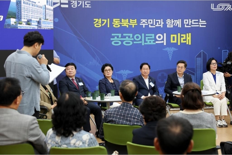 27일 남양주 호평평내행정복지센터에서 열린 동북부 공공의료원 설립 현장 설명회에서 김동연 경기도지사가 주민들과 질의응답을 하고있다 <경기도 제공>
