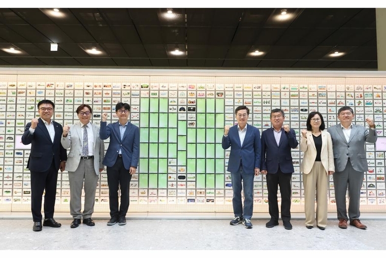 3일 오전 네이버 1784에서 열린 2025년 제2차 경기도 기후위기대응위원회 전체회의에서 김동연 경기도지사와 기후위기대응위기 위원회 위원들과 함께 기념촬영을 하고 있다 <경기도 제공>
