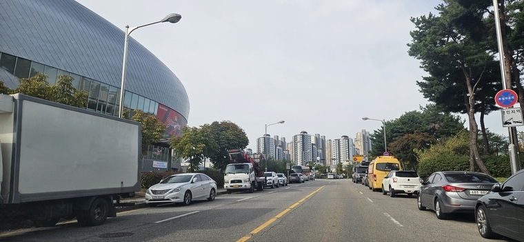 불법 주차 차량이 칠보체육관 앞 도로 1개 차선을 점거하고 있다 (조미옥 의원 제공)