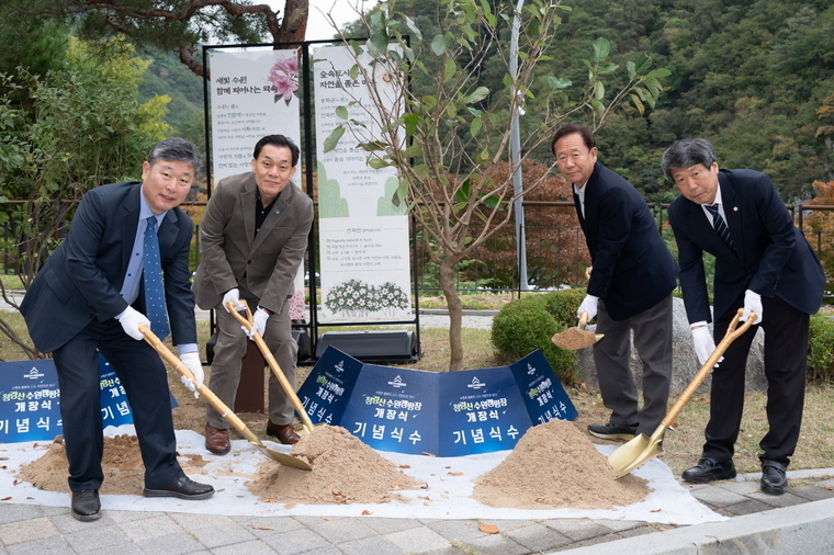 김정렬 수원시의회 부의장(왼쪽부터), 이재준 수원시장, 박현국 봉화군수, 금동윤 봉화군의회 부의장이 기념식수를 하고 있다 (수원시 제공)