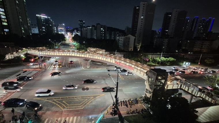 호수공원육교 야간 전경 (수원시 영통구 제공)