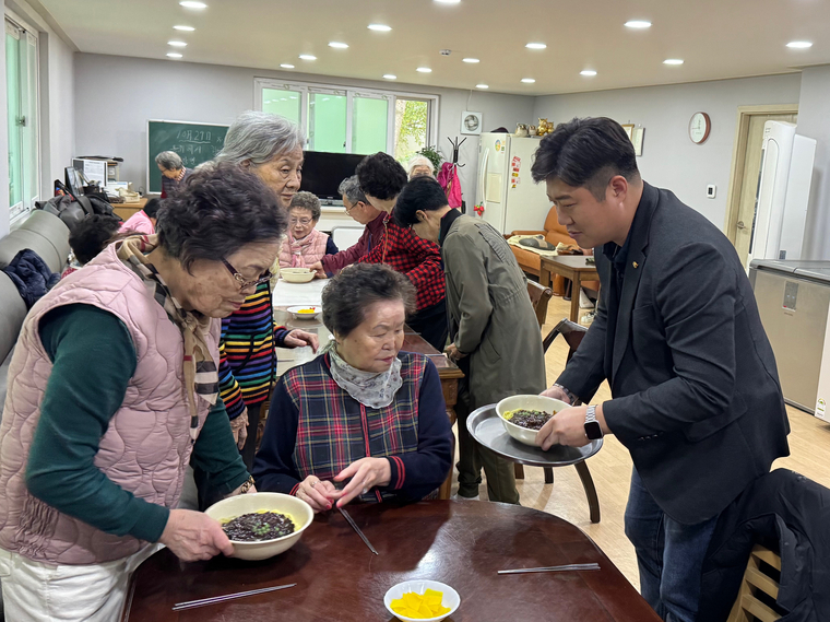 김동은 대표 의원이 어르신들에게 짜장면을 대접하고 있다 (김동은 대표 의원 제공)