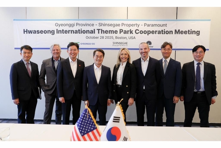 현지시간 28일 오전 김동연 경기도지사가 세계적 수준의 화성 국제테마파크 조성 본격화를 위해 관계자들과 회담을 마치고 기념촬영을 하고있다 <경기도 제공>